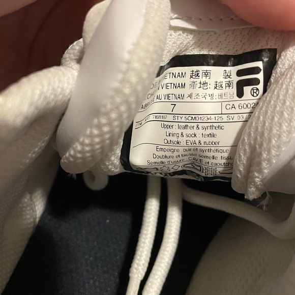 BNWT never worn white chunky fila sneakers size W 7 - Picture 2 of 2